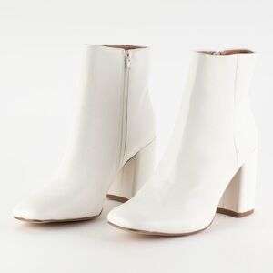 STEVE MADDEN, MADDEN GIRL White Booties 👢